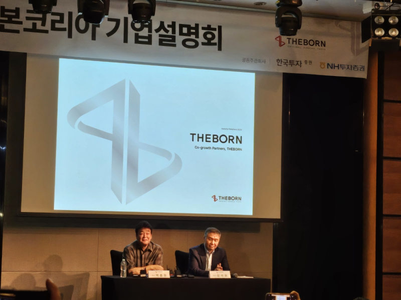 백종원 더본코리아 대표이사(왼쪽)과 강석원 대표이사. [사진 이승훈 기자]