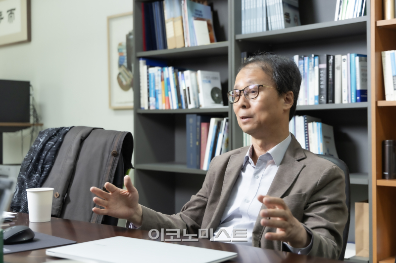 김용석 석좌교수가 삼성전자 반도체 분야의 문제점을 설명하고 있다. [사진 신인섭 기자]