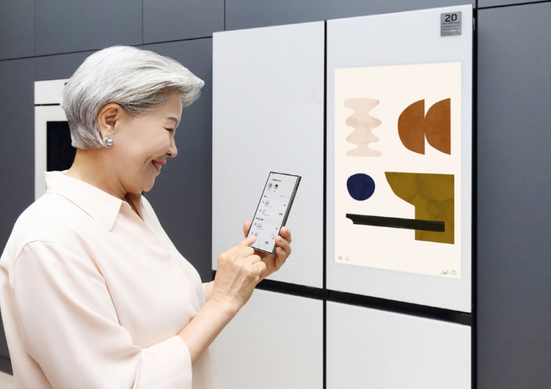 삼성전자 모델이 부모님을 위한 AI 라이프 솔루션, 스마트싱스 ‘패밀리 케어’ 서비스의 복약시간 알림 등 ‘일정 관리’ 기능을 체험하고 있다. [사진 삼성전자]