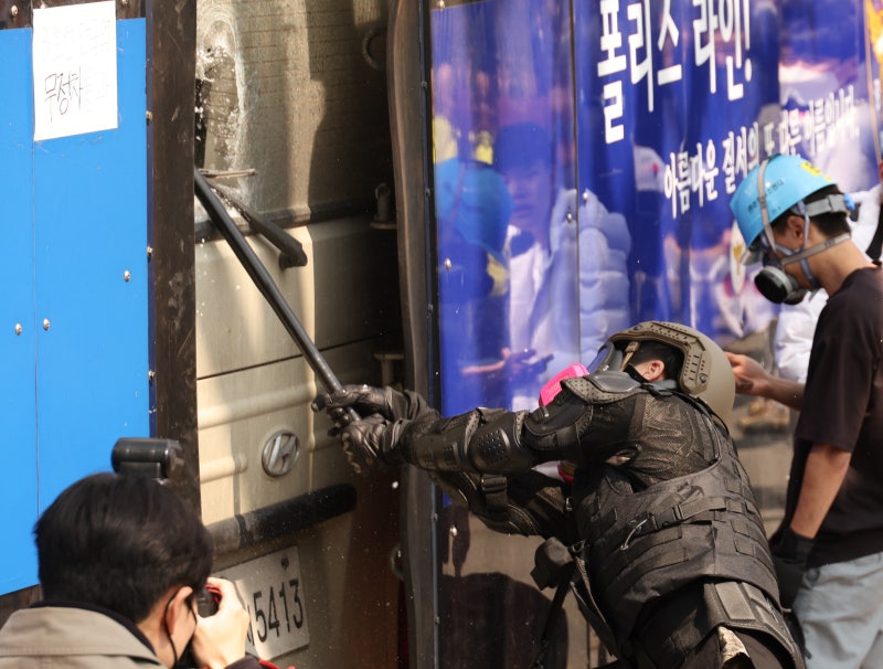 尹 탄핵 인용 뒤 ‘쾅’…<b>경찰버스 파손</b> 남성 ‘구속 기로’