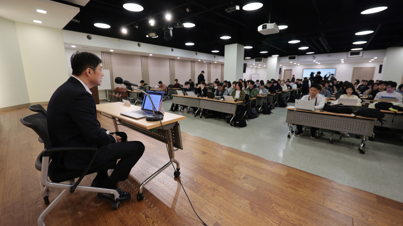 김석환 위믹스 PTE.LTD 대표가 지난 3월 17일 경기도 성남 분당구 판교 한컴타워에서 열린 위믹스 가상화폐 해킹 피해 관련 긴급 간담회에서 발언하고 있다.[사진 연합뉴스]