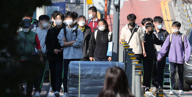 서울 시내 한 초등학교 학생들이 하교하는 모습.[사진 연합뉴스]