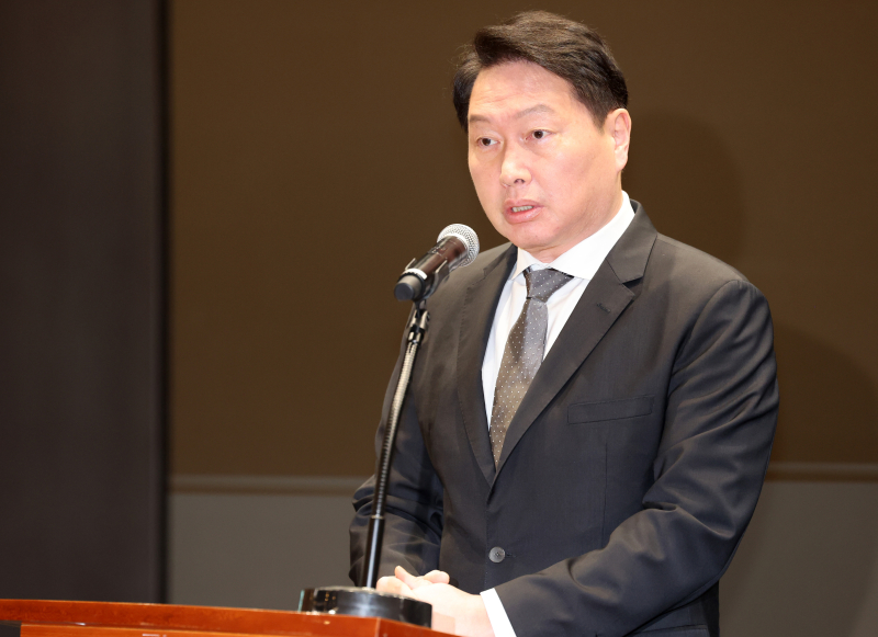 최태원 SK그룹 회장이 SK텔레콤에서 일어난 해킹 피해에 대해 대국민 사과를 하고 있다.[사진 연합뉴스]