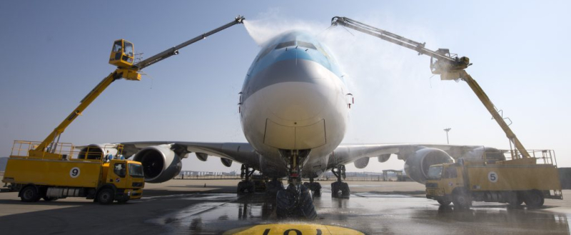 대한항공 A380 항공기의 동체 물세척 장면.[사진 대한항공]