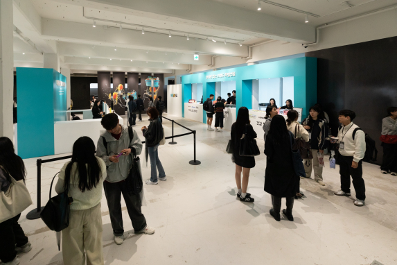 9일 성수동에서 열리는‘배민 계란프라이데이’를 찾은 고객들 모습.[사진 우아한형제들]