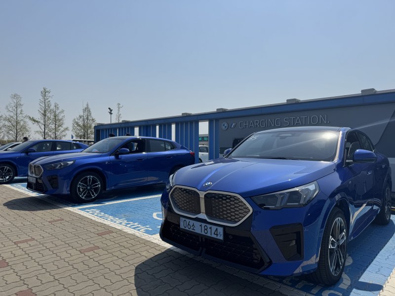 주차되어 있는 BMW iX2들 [사진 박세진 기자]&#160;