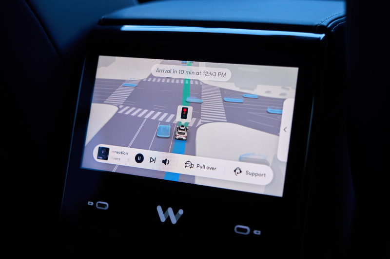 &#160;웨이모(Waymo)의 자율주행 재규어 로보택시 안 화면에 도착 예정 시간이 표시된 모습.[사진 EPA/연합뉴스]