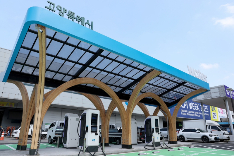 경기 고양시가 킨텍스에 국내 최대 규모의 전기차 급속 충전소를 지난 4월 22일 개소했다.급속충전기 23대는 200kW급 듀얼 충전기 4대,<a href=
