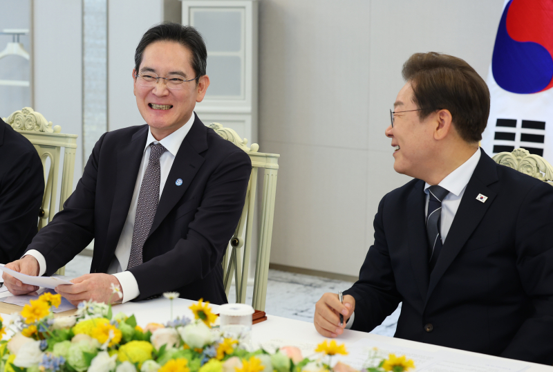 이재명 대통령이 13일 서울 용산 대통령실에서 열린 6경제단체·기업인 간담회에서 이재용 삼성전자 회장의 발언을 듣던 중 함께 미소짓고 있다. [사진 대통령실통신사진기자단]