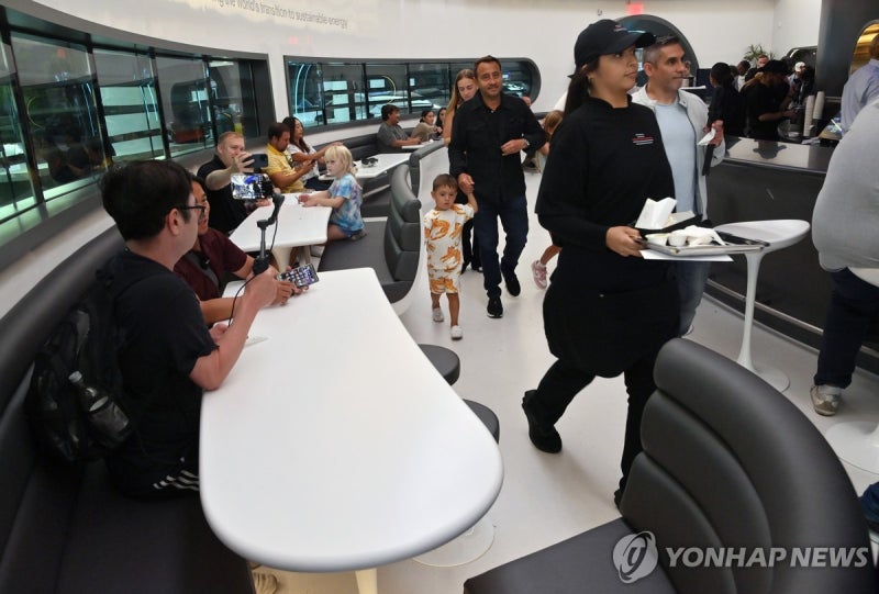 일론 <b>머스크</b>, LA에 '<b>테슬라</b> 다이너' 첫 개점…전기차 충전과 식사 한 번...
