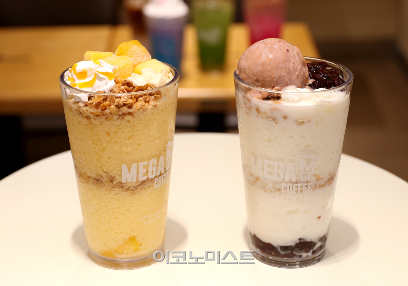 메가MGC커피가 지난 4월 30일 출시한 ‘망빙 파르페’(왼쪽)와 ‘팥빙 젤라또 파르페’. [사진 김민규 기자]