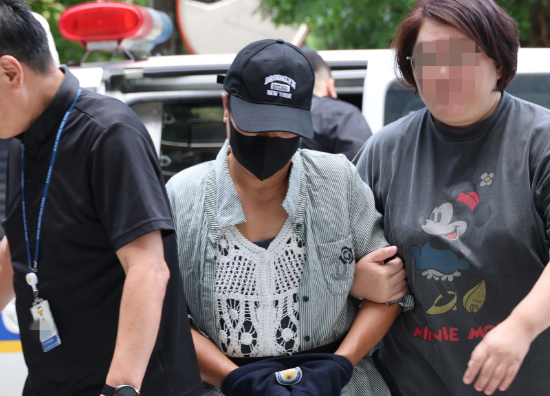 남편의 신체 중요 부위를 절단해 살해하려 한 혐의를 받는 50대 여성이 2일 구속 전 피의자 심문(영장실질심사)이 열리는 인천지법에 들어서고 있다. [사진 연합뉴스]