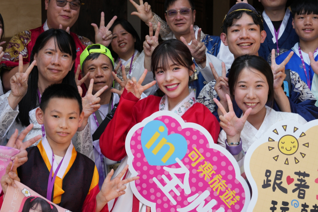 전북 전주를 찾아 관광 프로그램을 진행한 치어리더 이다혜(가운데). [사진 한국관광공사]