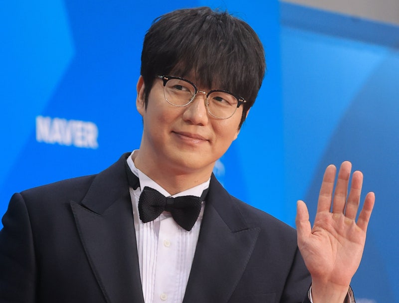 <b>성시경</b>도 터졌다…1인 <b>소속사</b> '불법운영'에 "규정 인지 못해" 사과