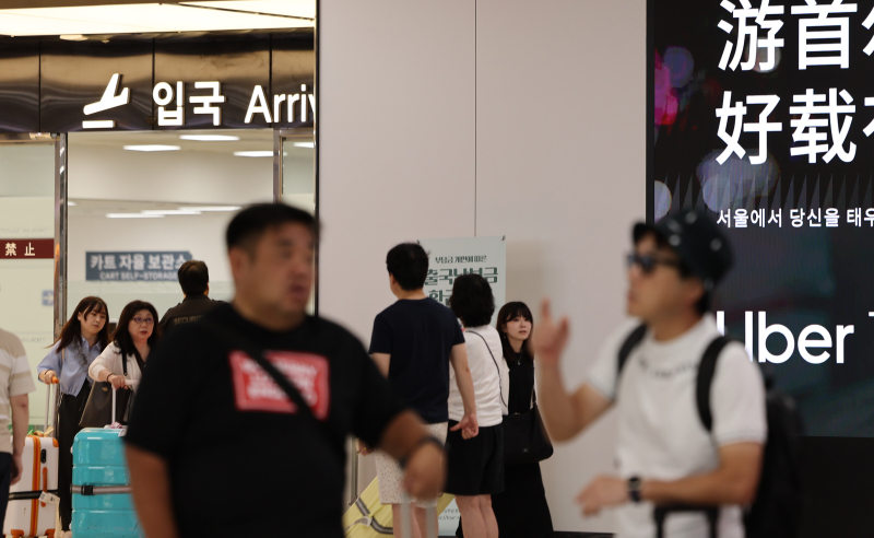 중국 단체관광객, 29일부터 무비자 한국 입국 (서울=연합뉴스) 이진욱 기자 = 3인 이상 중국인 단체관광객은 오는 29일부터 무비자로 최대 15일 동안 대한민국 전역을 여행할 수