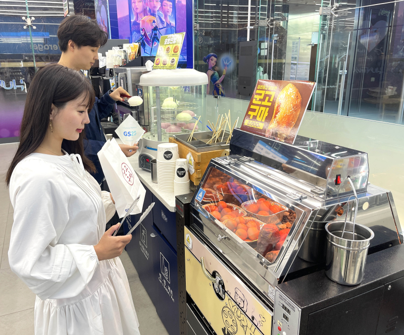 고객들이 GS25에서 동절기 먹거리를 고르고 있다. [사진 GS리테일]