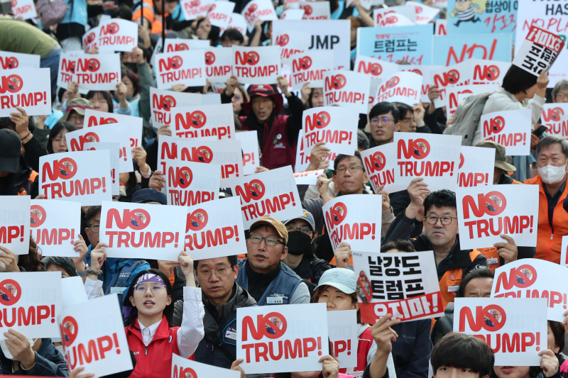 2025 아시아태평양경제협력체(APEC) 정상회의 개막을 엿새 앞둔 25일 서울 숭례문 인근 세종대로에서 '트럼프저지공동행동'이 연 도널드 트럼프 미국 대통령 규탄 집회가 열리고 