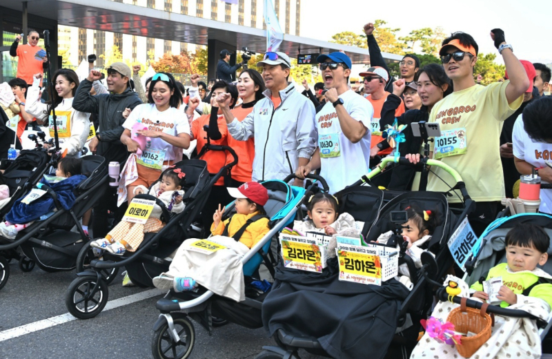 1일 서울 광화문 광장 부근 도로에서 열린 '2025 서울 유아차 런'에서 오세훈 서울시장이 참가 가족들과 출발 준비를 하고 있다. [사진 서울시[