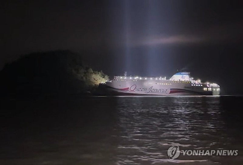 신안 해상서 267명 탄 여객선 <b>좌초</b>…3시간 만에 승객 전원 구조