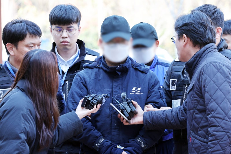 '휴대전화 딴짓' <b>여객선 좌초 항해사</b> "승객에 죄송…혐의 인정"