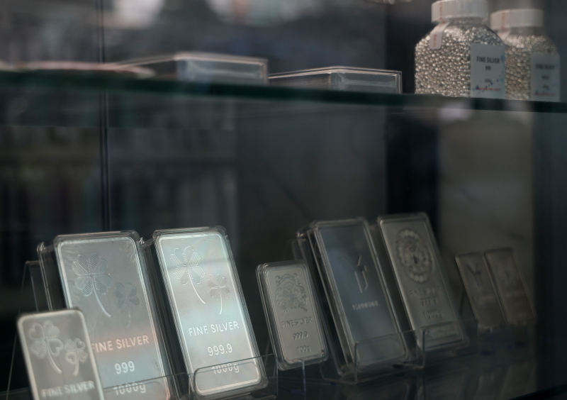 종로구의 한 은 전문점에 실버바가 진열돼 있다.[사진 연합뉴스]