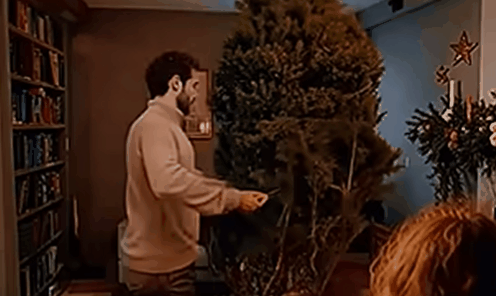 맥도날드가 연말을 맞아 성탄절을 소재로 한 새로운 영상 광고를 내놨다가 비판이 이어지자 삭제했다.[사진 유튜브]