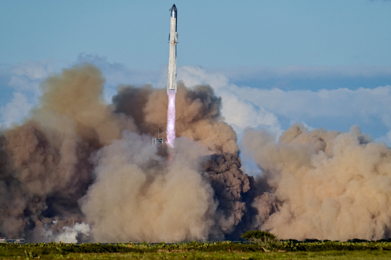 2025년 10월 13일(현지시간),미국 텍사스주 스타베이스에 위치한 스페이스X 발사장에서 스타십 우주선을 탑재한 슈퍼 헤비 부스터가 11번째 시험 비행을 위해 발사되고 있다.[사진 연합뉴스]