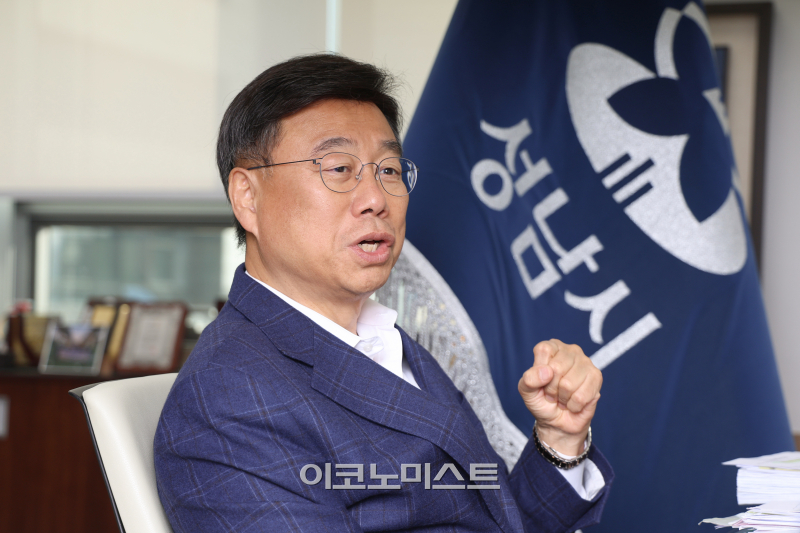 신상진 성남시장이 성남시청 집무실에서 이코노미스트와 인터뷰를 하고 있다.[사진 서병수 기자] 