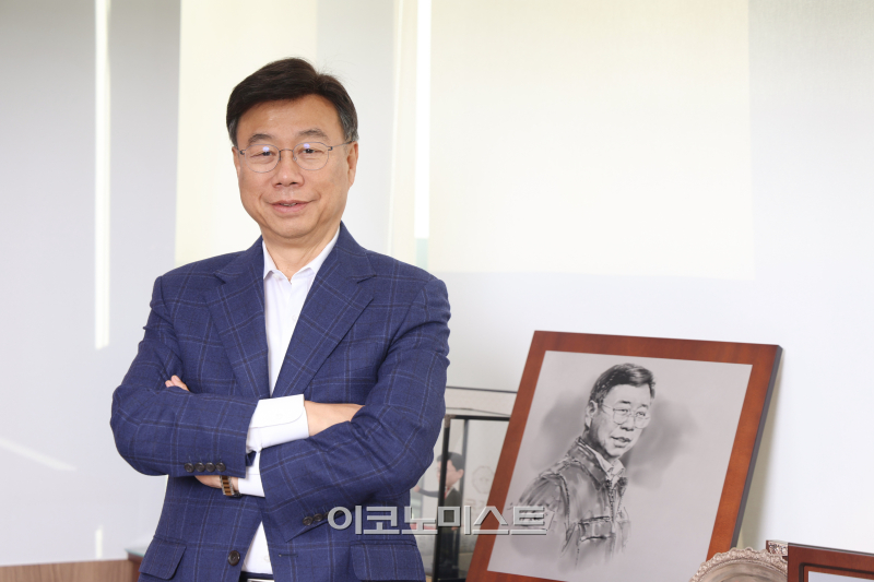 신상진 성남시장이 기념촬영을 위한 포즈를 취하고 있다.[사진 서병수 기자]