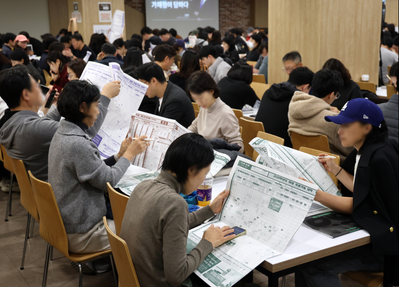 지난해 11월 16일 서울의 한 학원에서 열린 수능 가채점 설명회에서 학부모들이 대입 지원 관련 자료를 살피고 있다. [사진 연합뉴스]