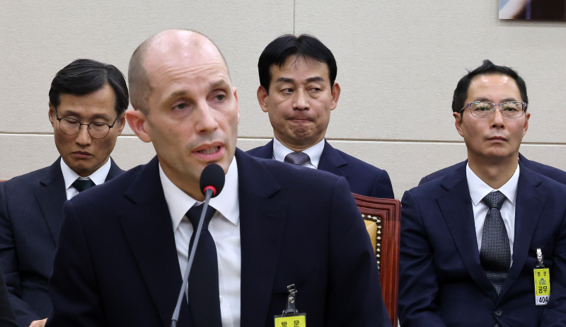 17일 국회 과학기술정보방송통신위원회에서 열린 쿠팡 침해사고 관련 청문회에 증인으로 출석한 해롤드 로저스 쿠팡 한국법인 임시 대표가 의원들 질의에 답하고 있다.[사진 연합뉴스]