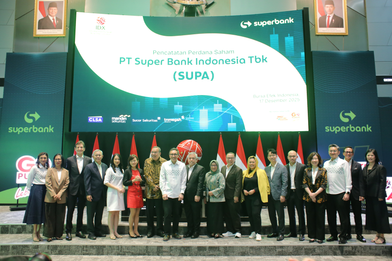 카카오뱅크의 첫 글로벌 투자처인 '슈퍼뱅크'가 지난 17일 인도네시아 증권거래소에 상장했다.이날 인도네시아 자카르타의 인도네시아 증권거래소(IDX)에서 열린 '슈퍼뱅크 상장 기념식'에서 카카오뱅크와 슈퍼뱅크 임직원