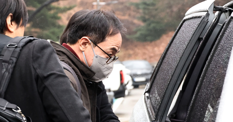  김오진 전 국토교통부 차관이 지난 16일 서초구 서울중앙지방법원에서 열린 구속 전 피의자 심문(영장실질심사)을 마치고 나와 구치소로 향하고 있다.[사진 연합뉴스]