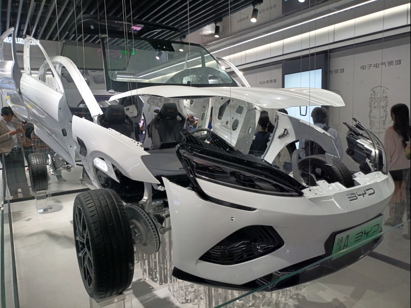 중국 정저우 비야디 디스페이스 전시 공간에 BYD '씰'이 분해된 상태로 전시돼 있다.[사진 연합뉴스]