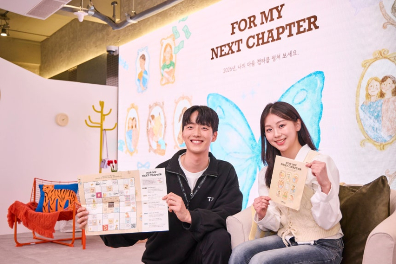 SK텔레콤 모델들이 T 팩토리 성수에서 신규 전시 '포 마이 넥스트 챕터'를 소개하고 있다.[사진 SK텔레콤]