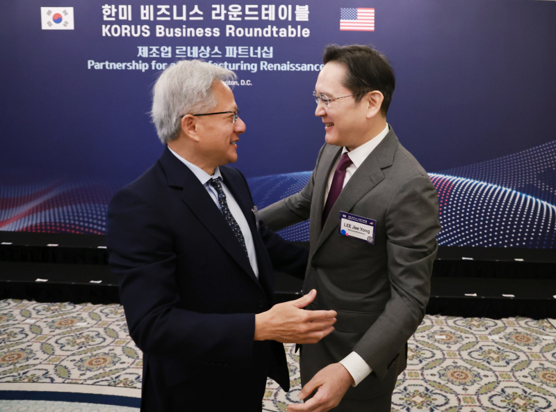 이재용(오른쪽) 삼성전자 회장이 지난 8월 미국 워싱턴DC 윌라드 호텔에서 열린 한미 비즈니스 라운드테이블 리셉션에 참석해 젠슨 황 엔비디아 CEO와 포옹하고 있다.[사진 연합뉴스]