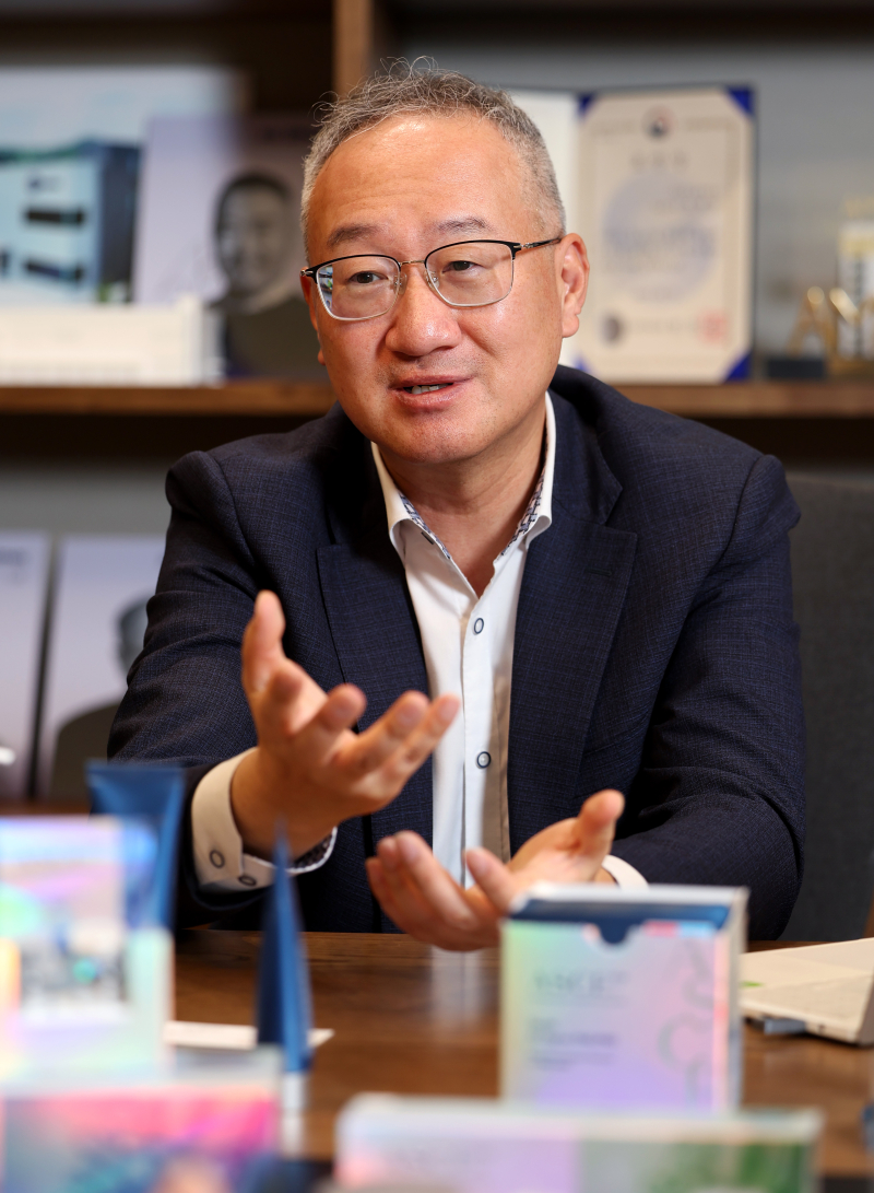 김민규 기자  조병성 엑소코바이오 대표가 25일 서울 금천구 사옥에서 이코노미스트와 인터뷰를 하고 있다.