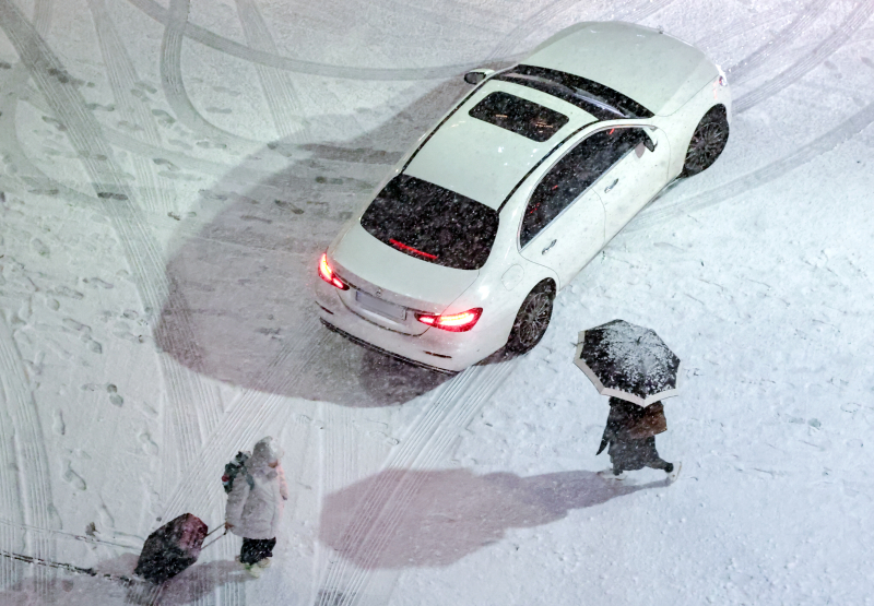 지난 4일 서울 종로구의 한 건물 앞 도로와 인도가 눈에 덮여 경계가 사라져 있다.[사진 연합뉴스]