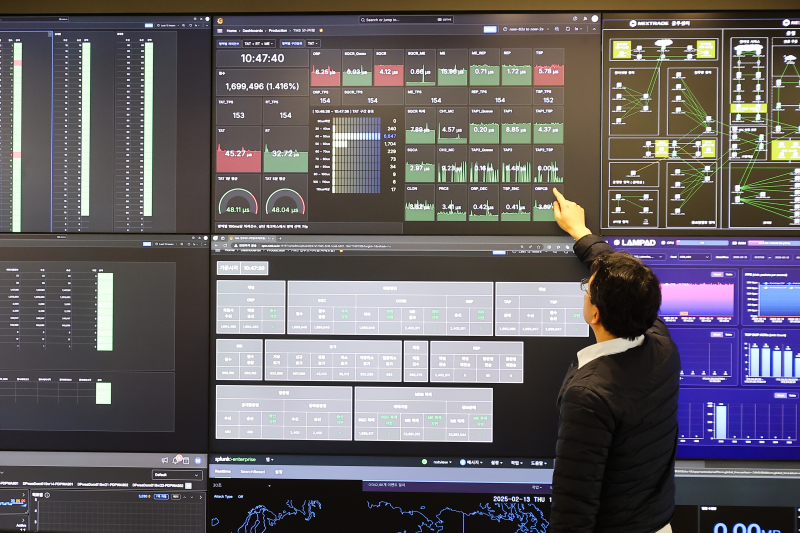 서울 여의도 넥스트레이드에서 직원들이 업무를 보고 있다.[사진 연합뉴스]