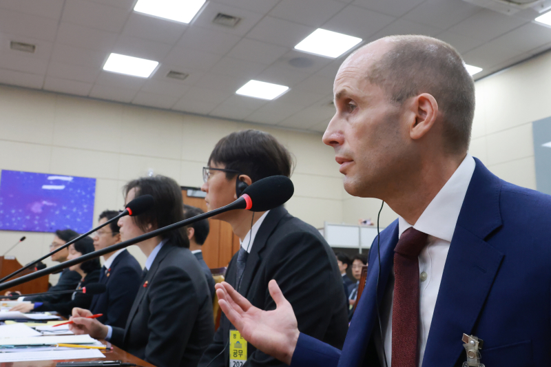 30일 국회에서 열린 쿠팡 침해사고 및 개인정보 유출,불공정 거래,노동환경 실태 파악과 재발 방지 대책 마련을 위한 청문회에서 해롤드 로저스 쿠팡 대표이사가 의원 질의에 답하고 있다.[사진 연합뉴스]