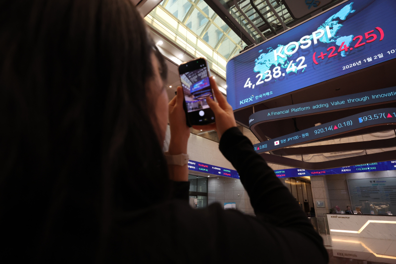 2일 서울 영등포구 한국거래소 로비의 현황판에 코스피가 표시돼 있다. 2026년 병오년(丙午年) 첫 거래일인 이날 오전 코스피는 상승 출발한 직후 장중 사상 최고치를 경신했다. [사진 연합뉴스]