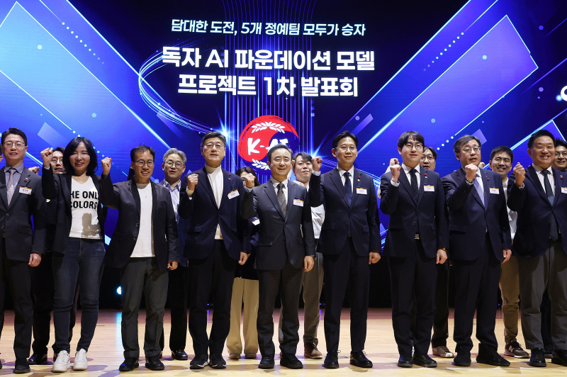 배경훈 부총리 겸 과학기술정보통신부 장관,임문영 국가인공지능전략위원회 부위원장,하정우 AI미래기획수석비서관 등이 지난달 30일 오후 서울 강남구 코엑스에서 열린 '독자 AI 파운데이션 모델' 프로젝트 1차 발표회
