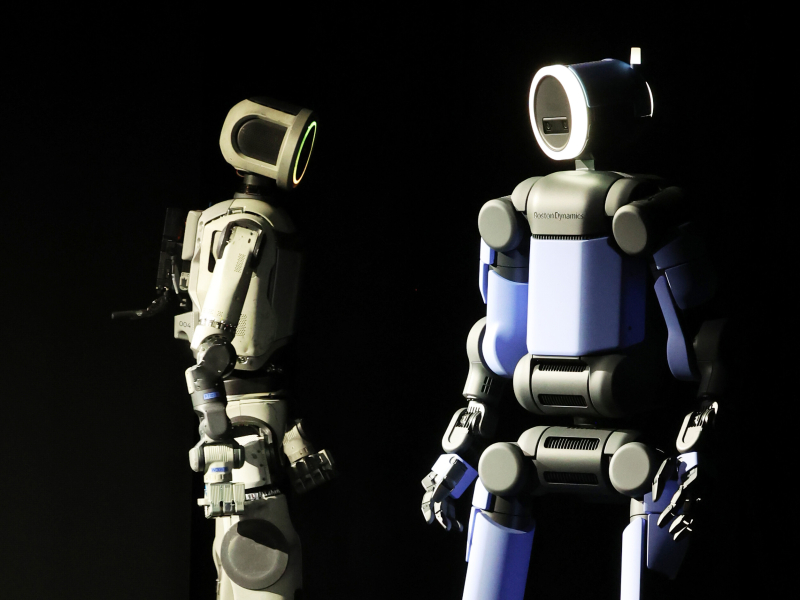 세계 최대 가전·정보기술(IT) 전시회 'CES 2026' 개막을 하루 앞둔 5일(현지시간) 미국 네바다주 라스베이거스 만달레이베이에서 열린 현대차그룹 프레스 컨퍼런스에서 차세대 전동식 아틀라스 시제품(왼쪽)과 아틀