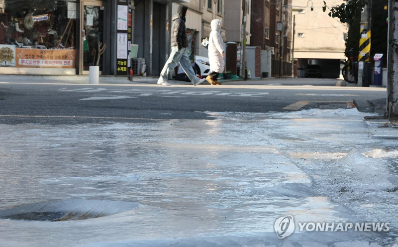 한파가 이어졌던 1월 초 서울 송파구 한 주택가 수도관이 동파되면서 흘러나온 물이 도로에 얼어붙어 있다.[사진 연합뉴스]