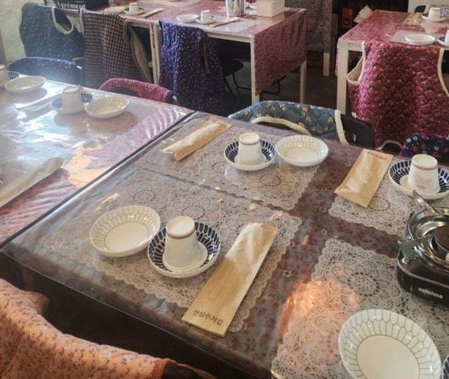 '할매카세' 식당을 운영하는 한 자영업자가 매장에 비치한 꽃무늬 조끼,<a href=