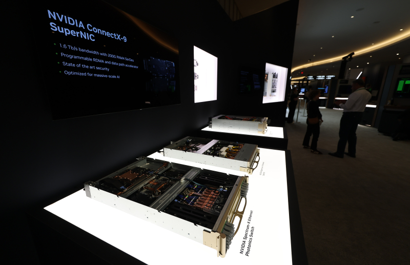 세계 최대 가전·정보기술(IT) 전시회 CES 개막일인 지난 6일(현지시간) 미국 네바다주 라스베이거스 퐁텐블루 호텔 엔비디아 부스에 AI 반도체 트레이가 놓여 있다.[사진 연합뉴스]