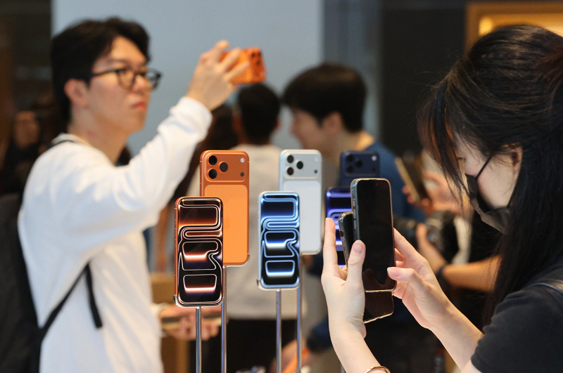 지난 2025년 9월 19일 서울 중구 애플 명동점에서 시민들이 제품을 둘러보고 있다.[사진 연합뉴스]