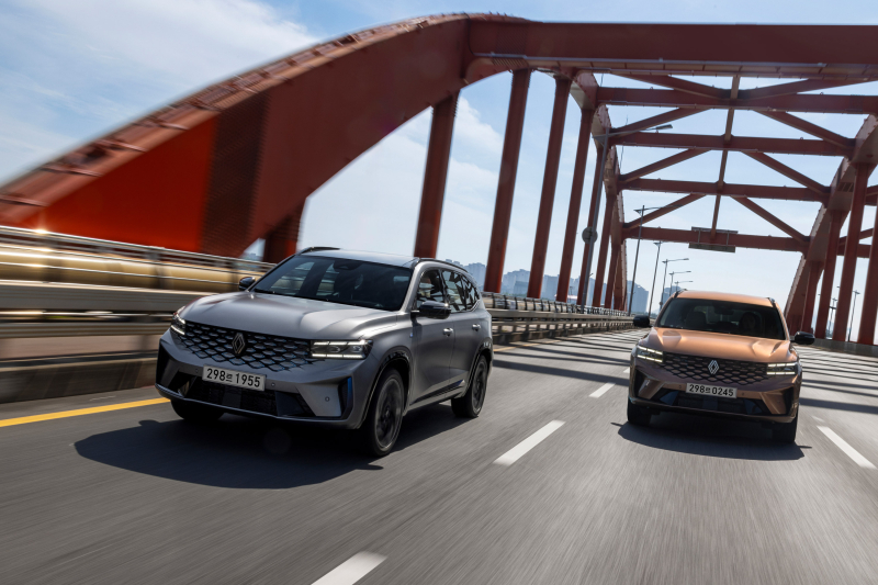 르노 그랑 클레오스가 도로 위를 질주하고 있다.[사진 르노코리아]