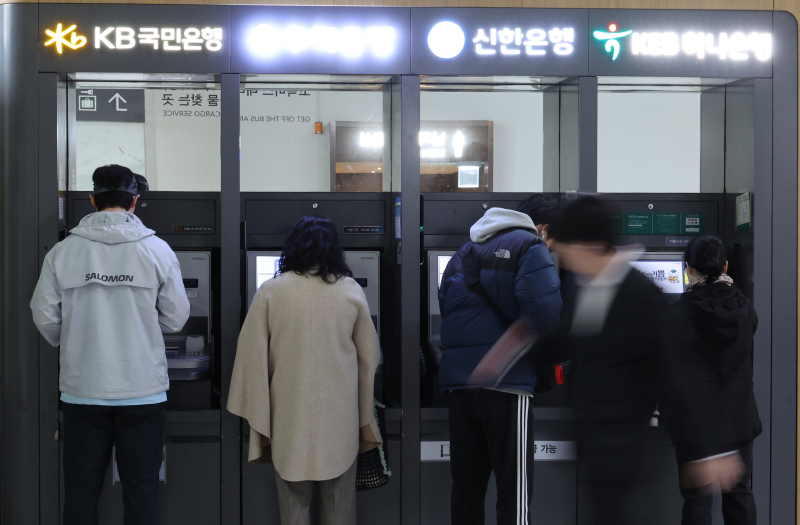 서울 시내에 설치된 4대 은행 현금자동입출금기(ATM)[사진 연합뉴스]