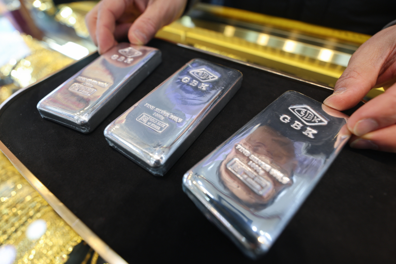 상인이 실버바를 정리하고 있다.[사진 연합뉴스]